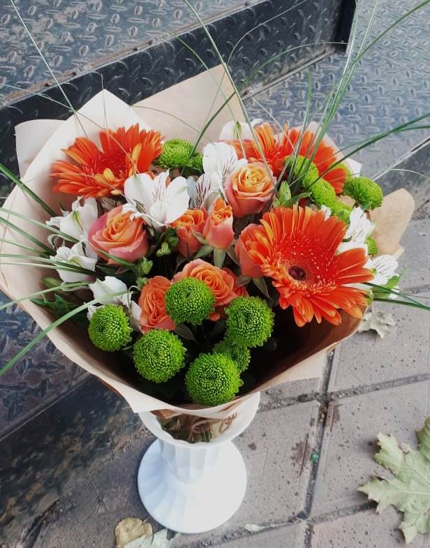 Букет цветов из: Герберы, Хризантемы, Альстромерии и Розы в Дружбе