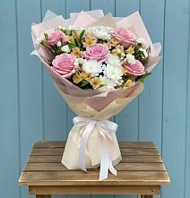 Букет цветов из:  Гвоздики, Орхидеи и Розы в Дружбе