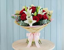Букет цветов из:  Лилии и Розы в Дружбе