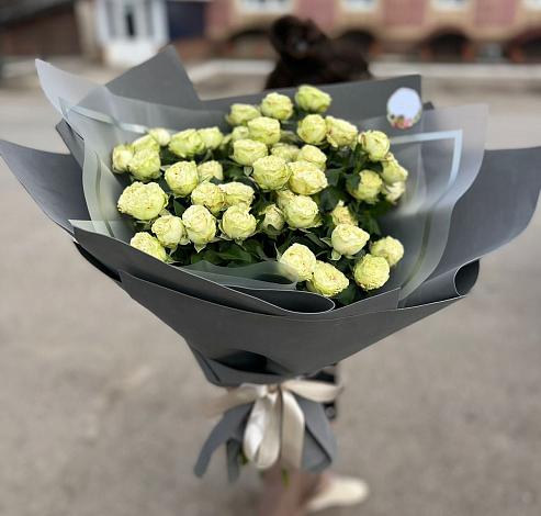 Букет Белые кустовые розы Солинеро в Дружбе