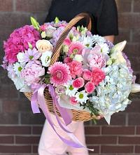 Цветочная композиция из Розы, Хризантемы, Пионы и Лизиантусы в корзине в Дружбе