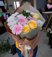 Букет цветов из:  Герберы, Розы и Хризантемы в Дружбе