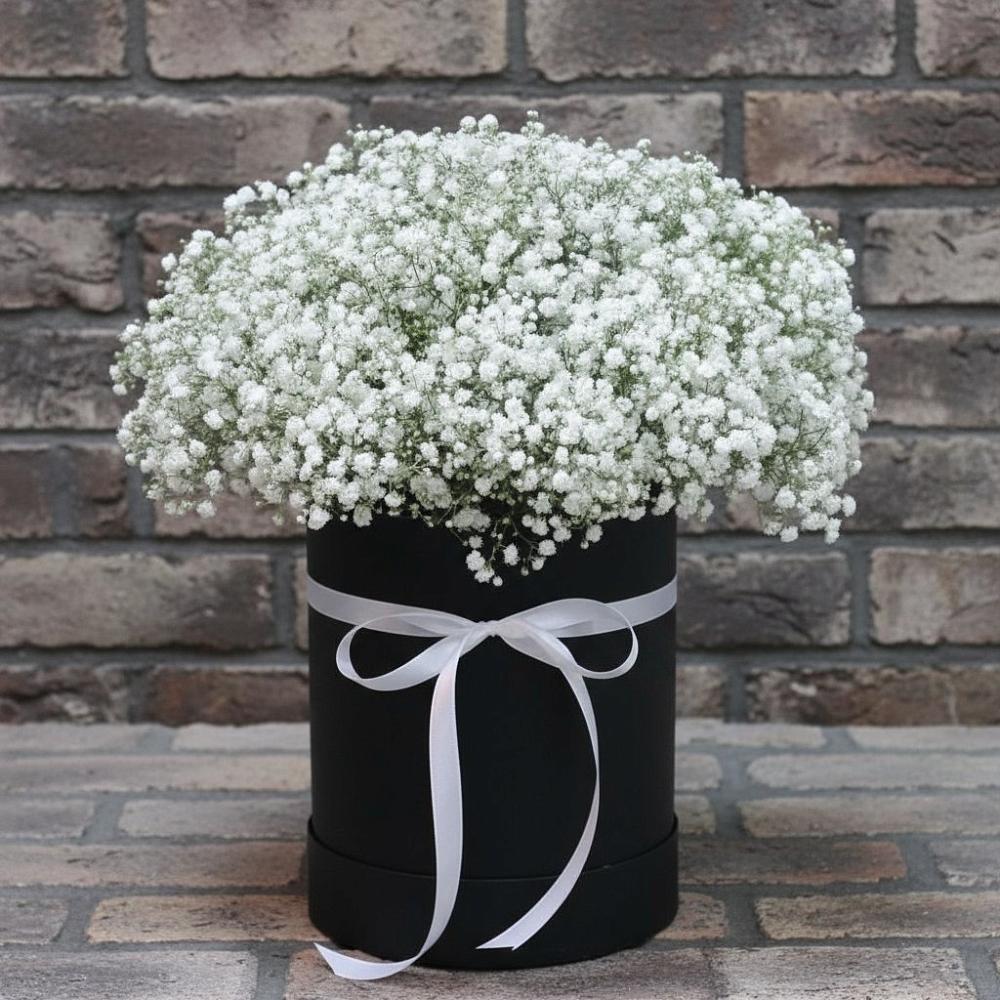 Цветочная композиция из Гипсофила в шляпной коробке в Дружбе