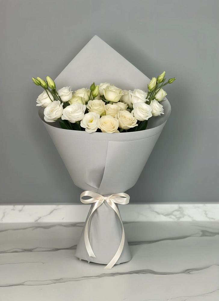 Букет цветов из: Розы и Лизиантусы в Дружбе