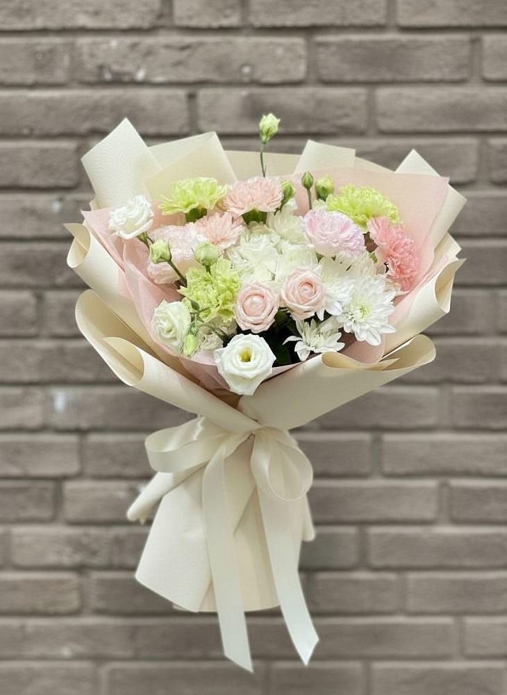 Букет цветов из: Гвоздики, Розы, Лизиантусы и Хризантемы в Дружбе