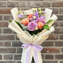 Букет цветов из:  Лизиантусы и Розы в Дружбе