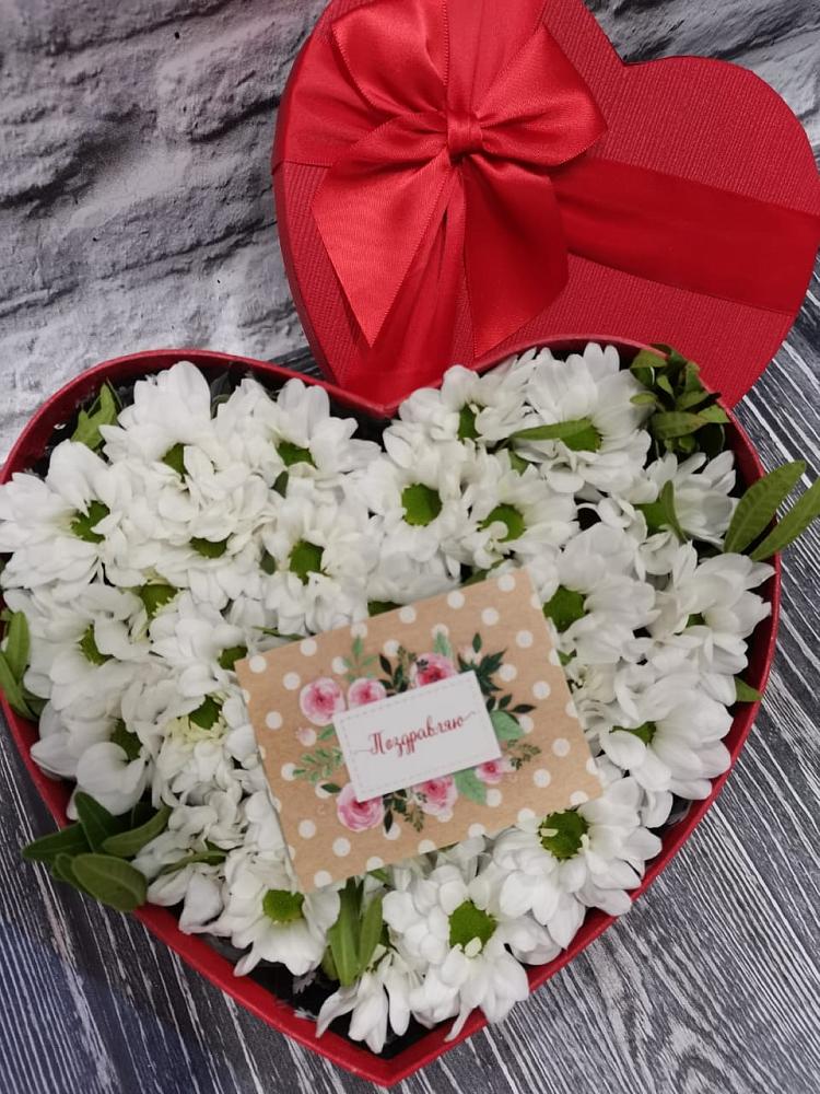 Цветочная композиция из Хризантемы в виде сердца в Дружбе