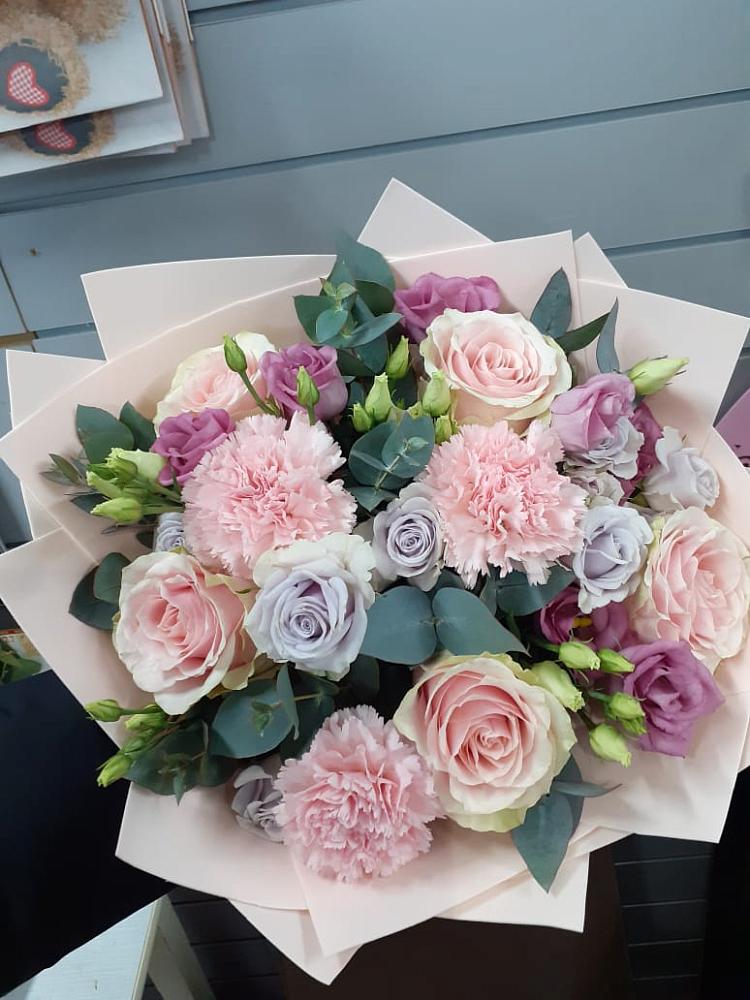 Букет цветов из: Розы, Гвоздики и Лизиантусы в Дружбе