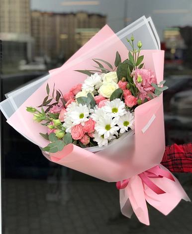 Букет цветов из: Розы, Лизиантусы и Хризантемы в Дружбе