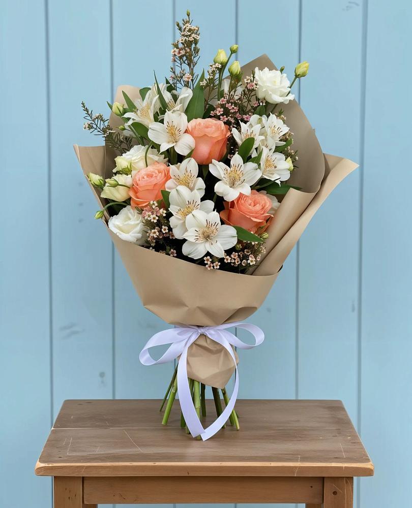 Букет цветов из: Альстромерии, Лизиантусы, Розы и Хризантемы в Дружбе