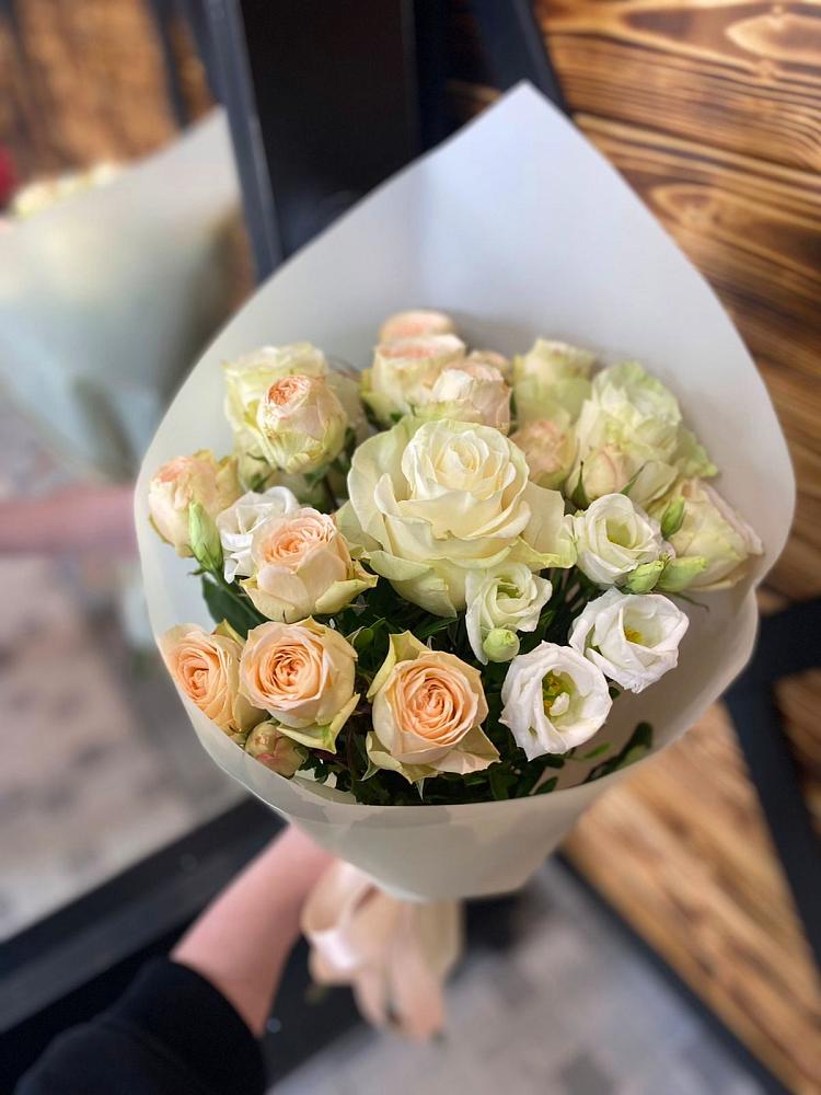 Букет цветов из: Розы и Лизиантусы в Дружбе